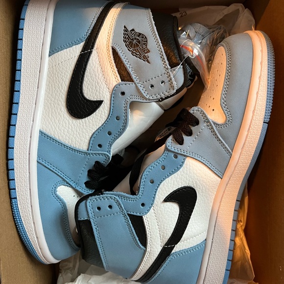 Jordan 1 Retro High OG
University Blue
Men’s 6
Women’s 7.5 - Picture 3 of 6
